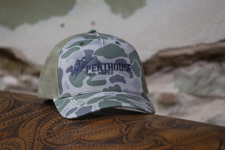 Penthouse Pro Rodeo: Gorra de camionero color oliva y blanco