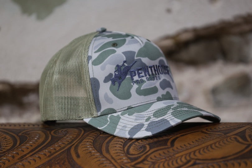 Penthouse Pro Rodeo: Gorra de camionero color oliva y blanco