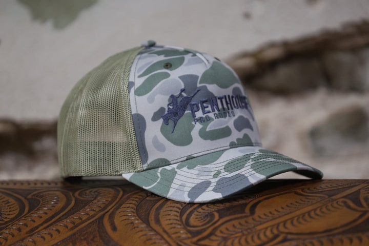 Penthouse Pro Rodeo: Gorra de camionero color oliva y blanco
