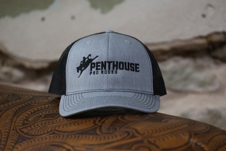 Penthouse Pro Rodeo: Gorra de camionero color oliva y blanco
