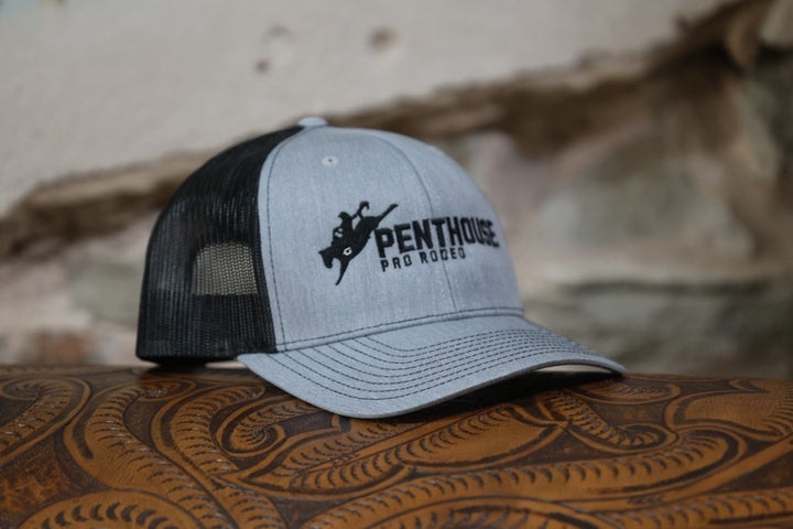 Penthouse Pro Rodeo: Gorra de camionero color oliva y blanco