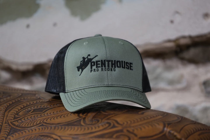 Penthouse Pro Rodeo: Gorra de camionero color oliva y blanco