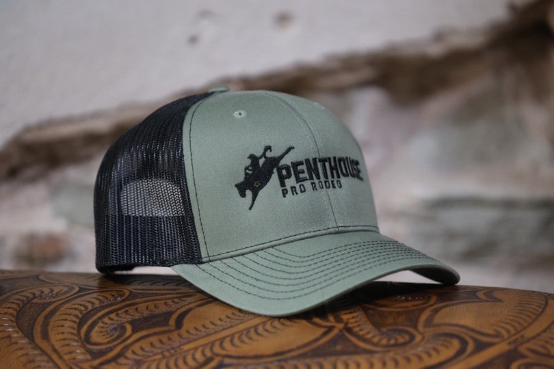 Penthouse Pro Rodeo: Gorra de camionero color oliva y blanco