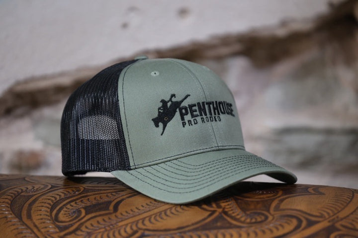 Penthouse Pro Rodeo: Gorra de camionero color oliva y blanco