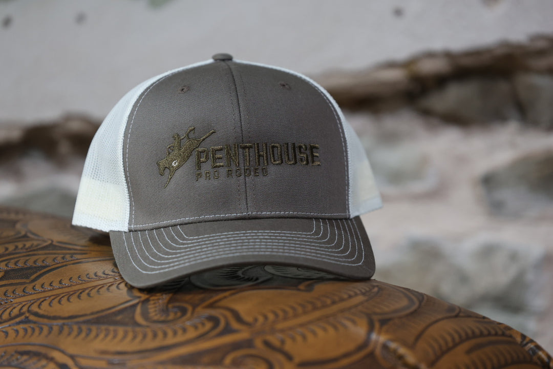 Penthouse Pro Rodeo: Gorra de camionero color oliva y blanco