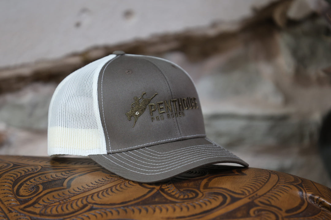 Penthouse Pro Rodeo: Gorra de camionero color oliva y blanco