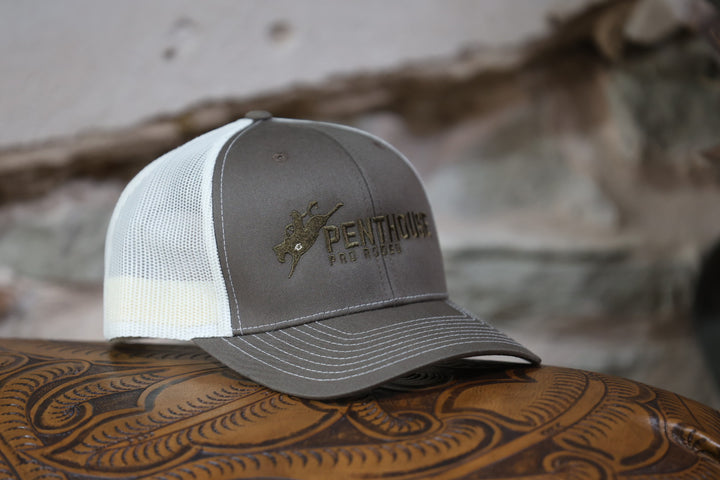 Penthouse Pro Rodeo: Gorra de camionero color oliva y blanco