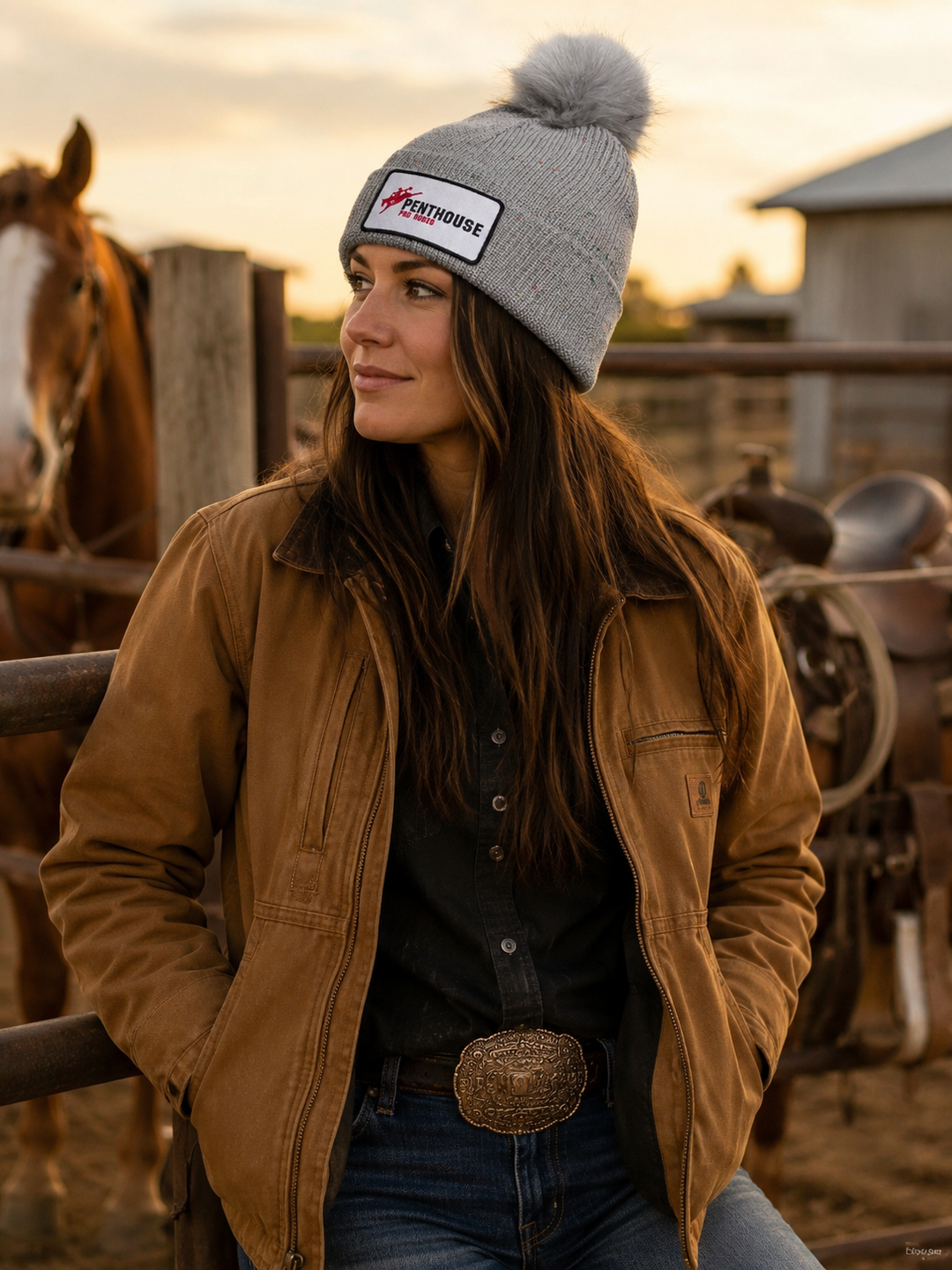 Penthouse Pro Rodeo: Gorra de camionero color oliva y blanco