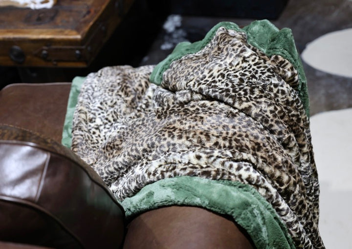 The Wild Emerald Cheetah Blanket
